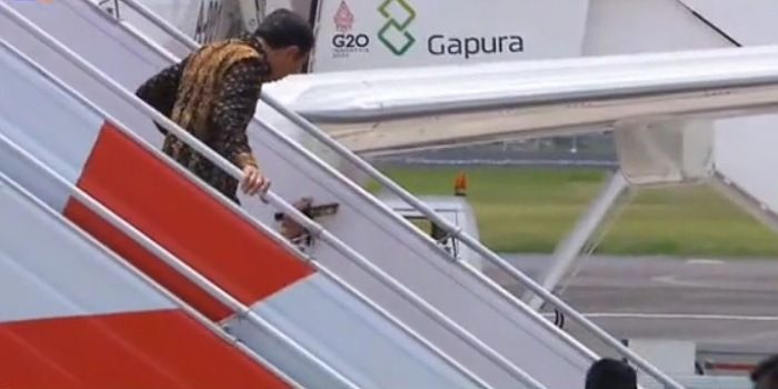 Ibu Iriana Jokowi Sempat Terpeleset dari Tangga Pesawat, Berikut Kronologinya