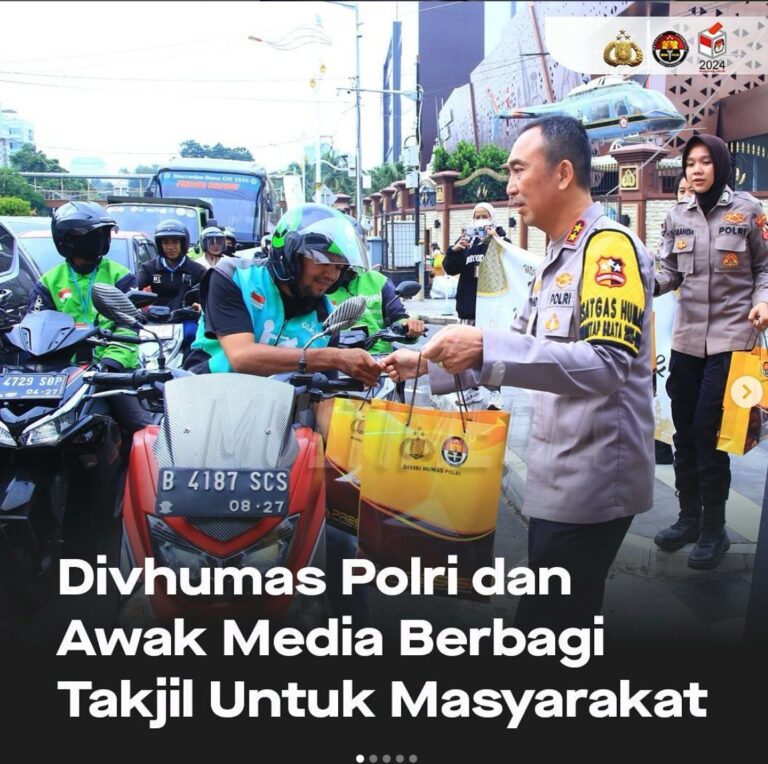 4 Jenderal Polisi hingga Polwan Bagi-bagi Takjil di Depan Mabes Polri